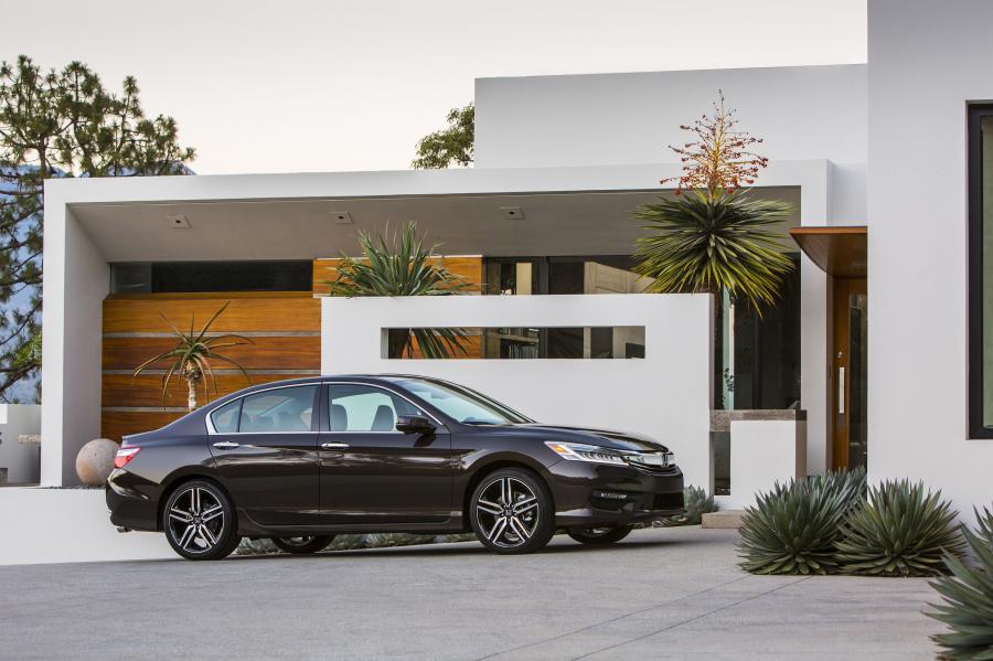  Honda Accord Touring 2016 года  (US) (фото 13 из 33)